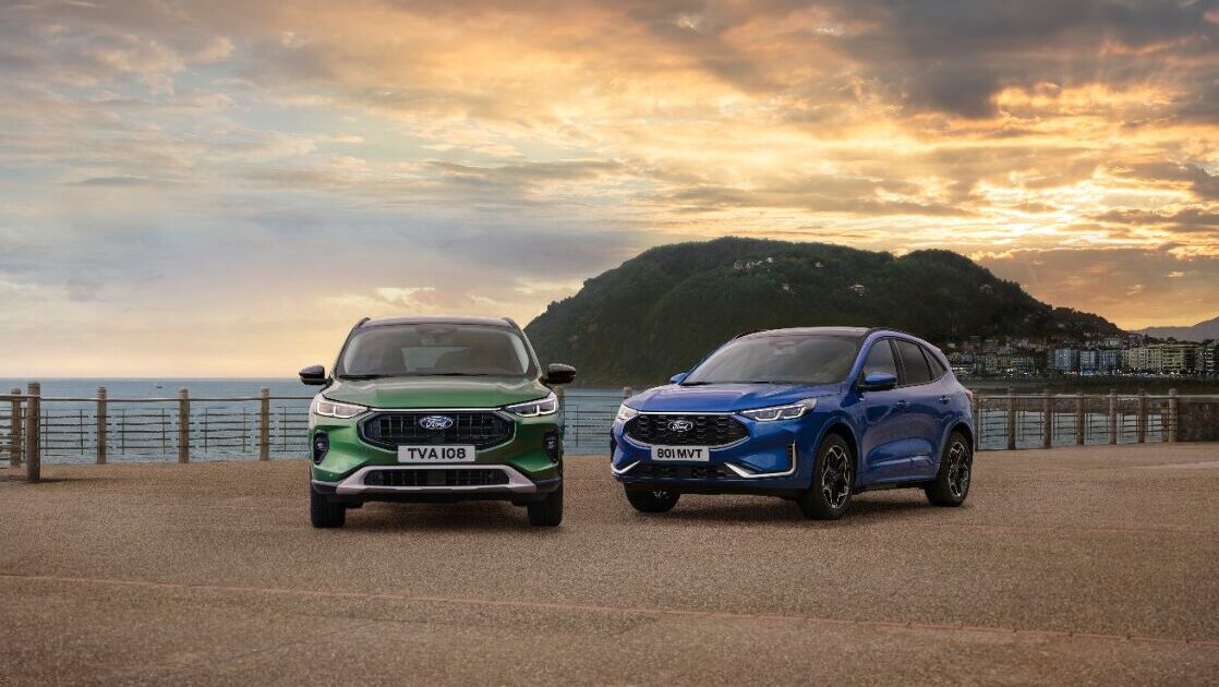 Zwei Ford SUVs – ein grünes und ein blaues Modell – geparkt vor einer Meereskulisse bei Sonnenuntergang